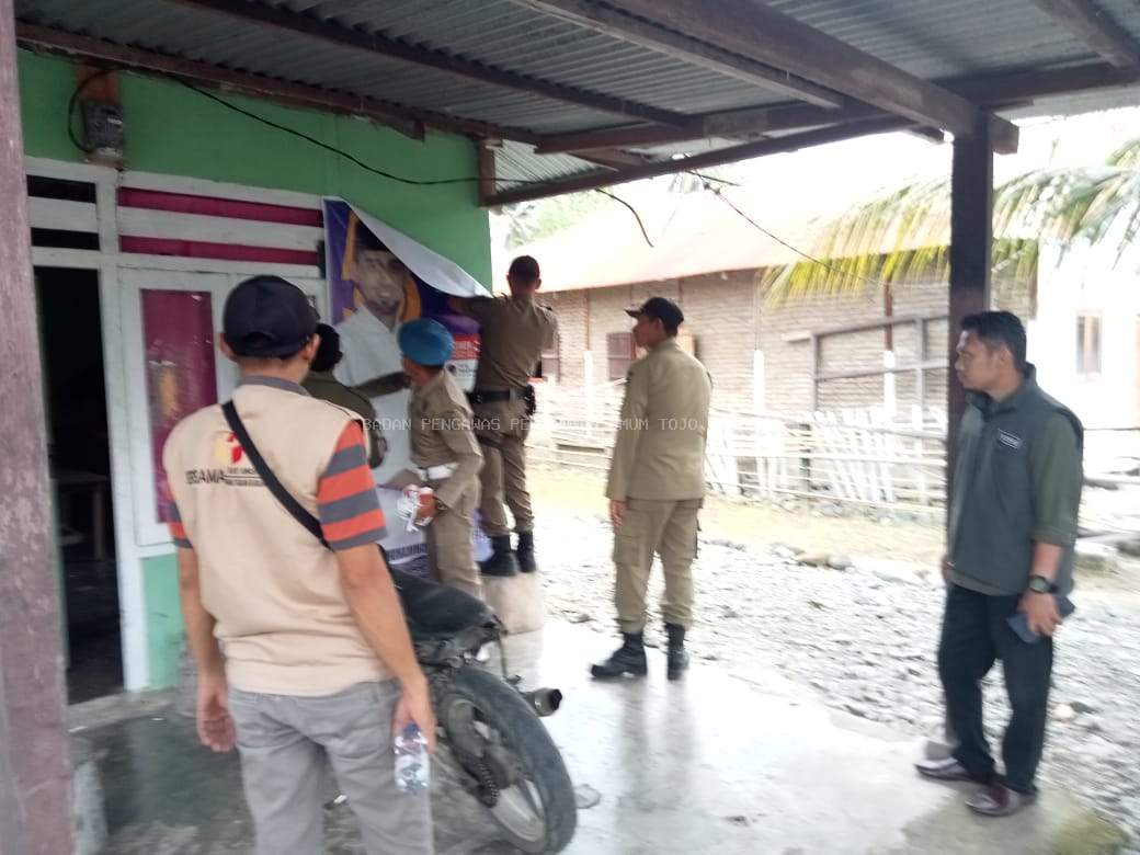 Bawaslu Touna Bersama Satpol PP Lakukan Penertiban APK