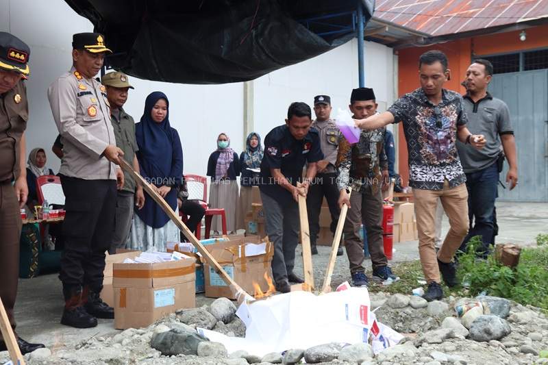 Bawaslu Touna Hadiri Pemusnahan Kelebihan Dan Surat Suara Rusak Yang Dilakukan KPU Touna 