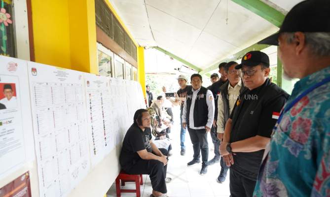 Puadi Berikan Hak Pilihnya Lalu Awasi Pemungutan Suara di Beberapa TPS