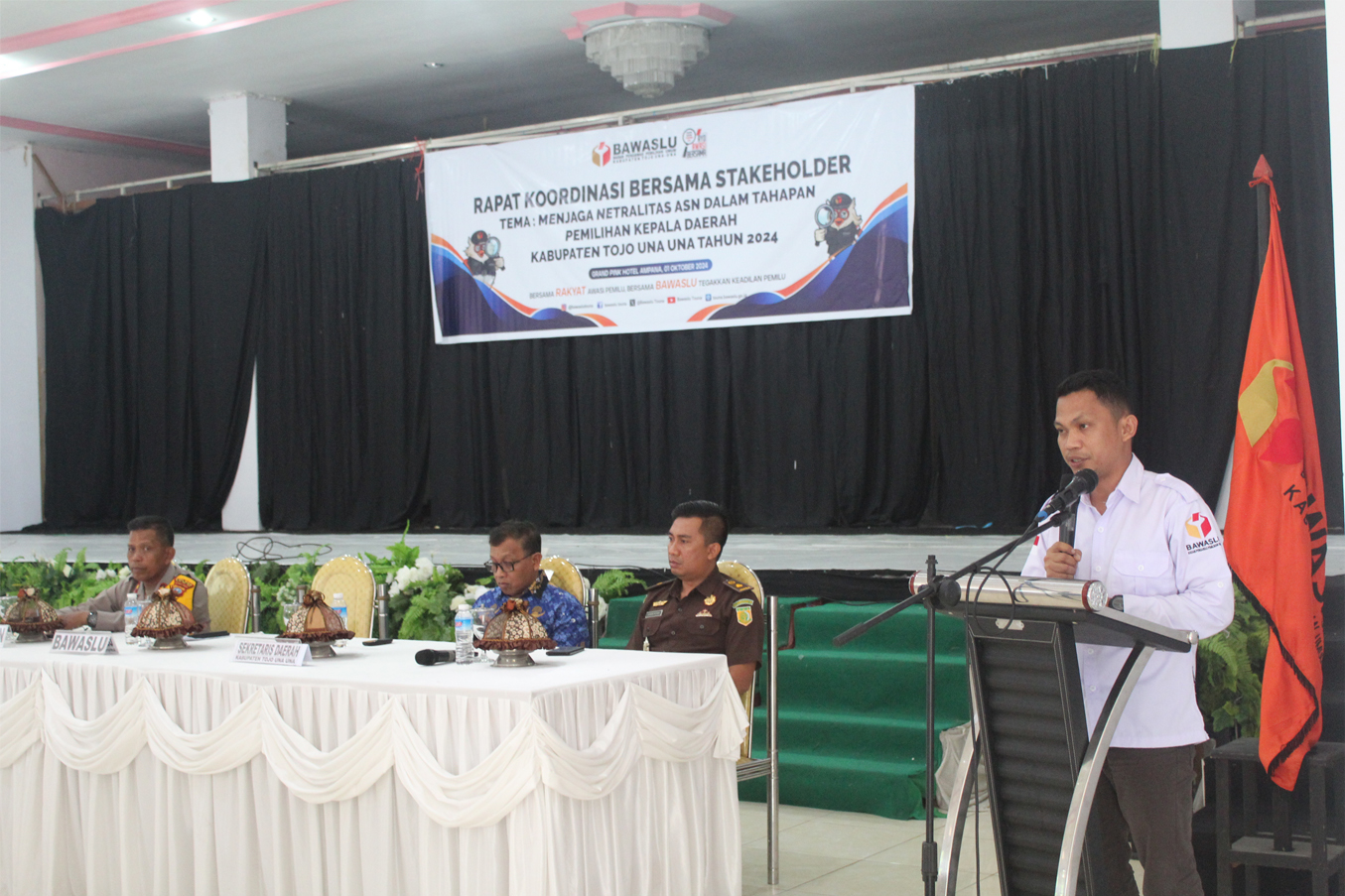 Ketua Bawaslu memberikan sambutan pada Rakor bersama Stakeholder