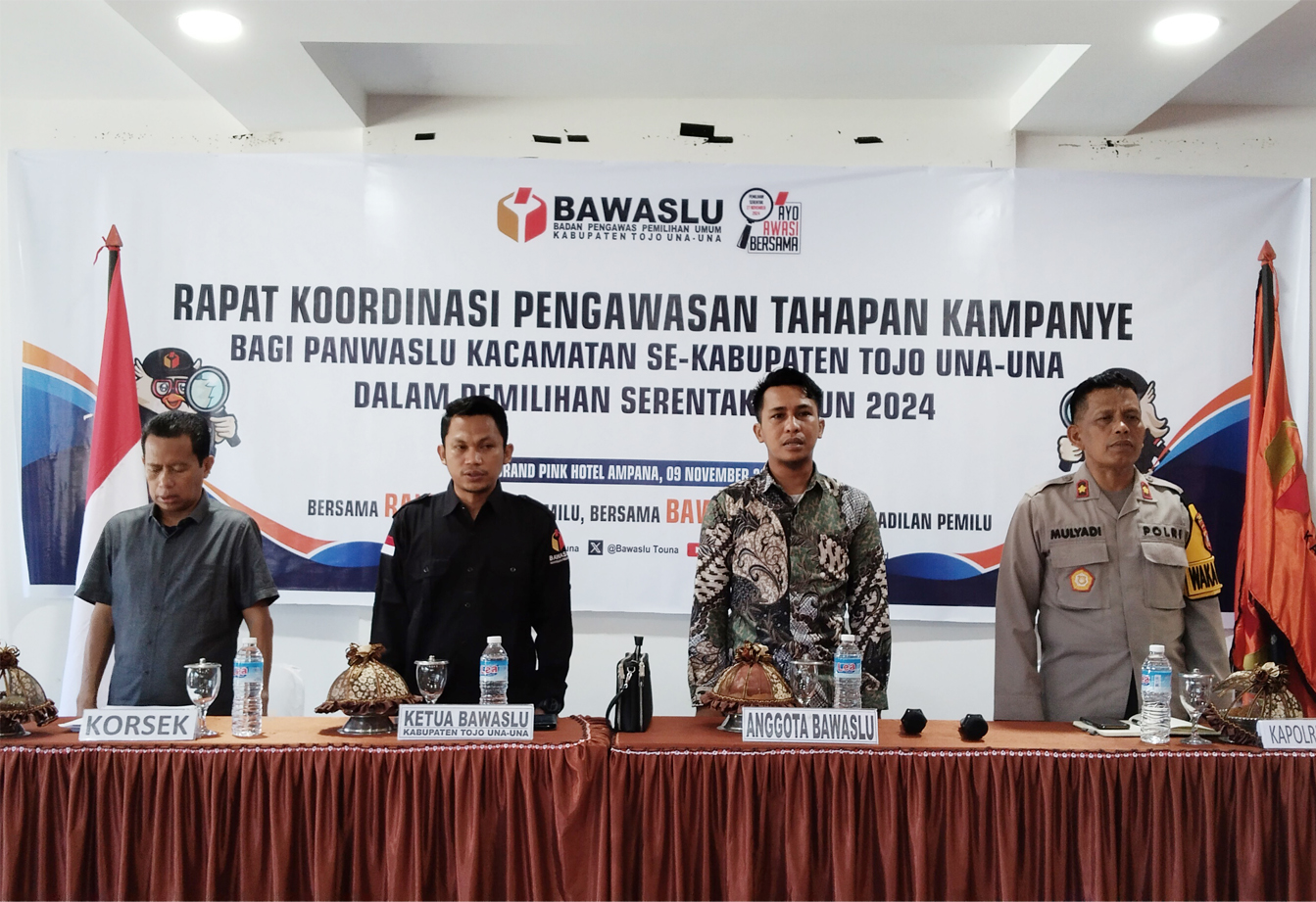 Wakapolres Touna, Ketua dan Anggota serta Koorsek Bawaslu Touna pada saat pembukaan kegiatan