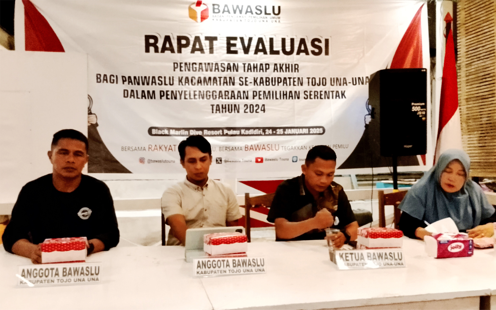 Ketua dan Anggota Bawaslu Touna bersama Kaban Kesbangpol