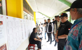 Puadi Berikan Hak Pilihnya Lalu Awasi Pemungutan Suara di Beberapa TPS