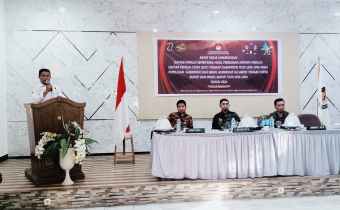 Anggota Bawaslu - Arfan Tandje memberikan sambutan pada Raker Sinkronisasi DPSHP