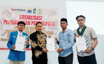 Ketua Panwaslu Kec. Ampana Kota bersama OKP