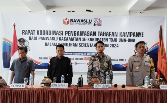 Wakapolres Touna, Ketua dan Anggota serta Koorsek Bawaslu Touna pada saat pembukaan kegiatan