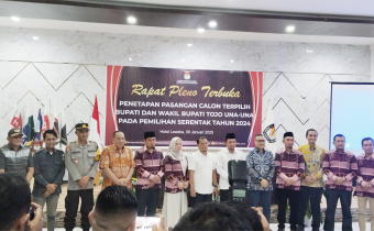 Ketua dan Anggota Bawaslu Touna saat sesi foto bersama