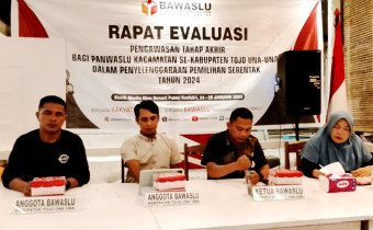 Ketua dan Anggota Bawaslu Touna bersama Kaban Kesbangpol