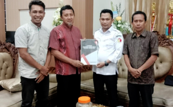 Ketua, Anggota, dan Sekretaris Bawaslu saat penyerahan sisa dana hibah Pilkada 2024